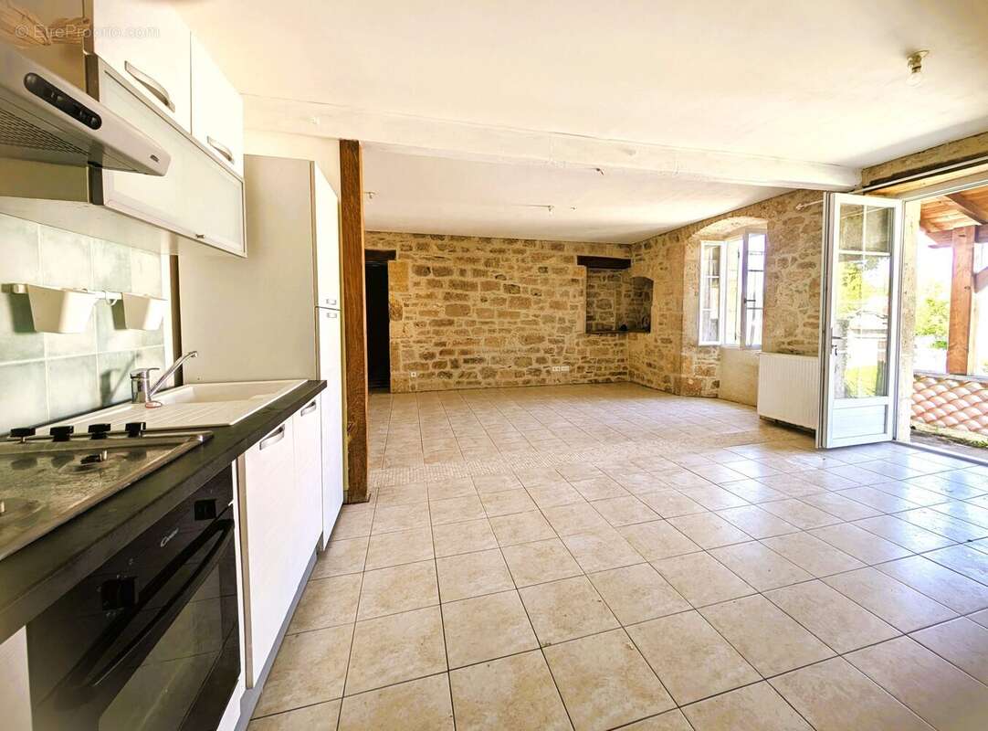 Pièce principale - Maison à MONTAYRAL