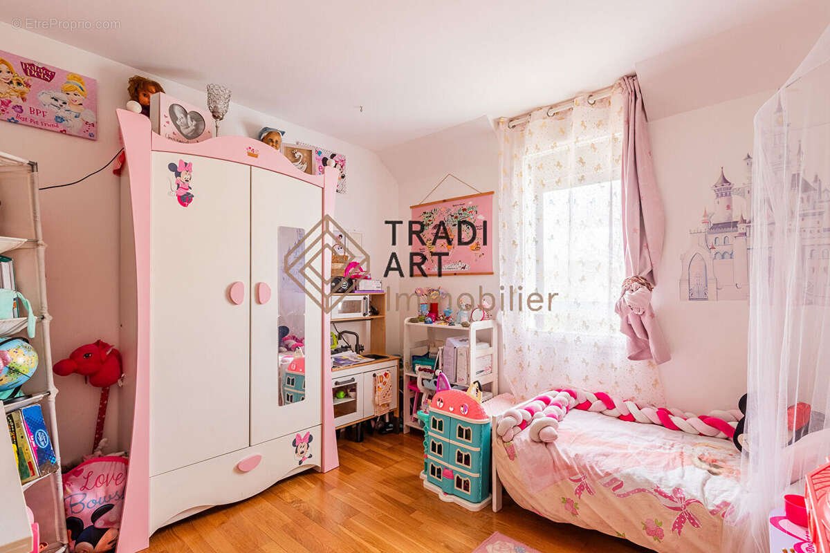 Maison à SAINTE-GENEVIEVE-DES-BOIS