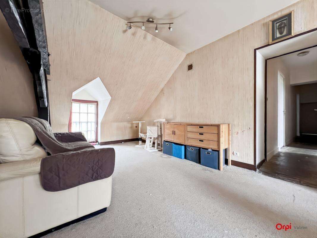  SPÉCIAL PROJET / ARTISAN : Énorme Potentiel de 183 m² à La Ferté-Saint-Cyr – Prix Sacrifié (Travaux à prévoir) - photo 9