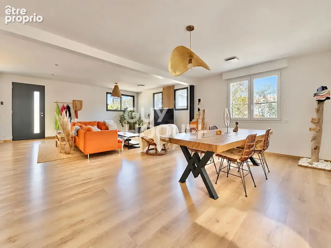À La Hume, une maison entièrement rénovée avec trois suites et garage - photo 13