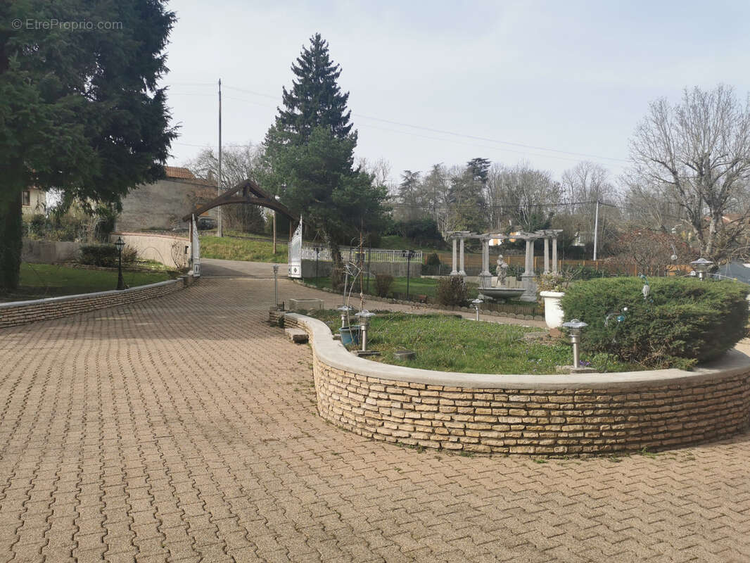 Maison à SAINT-BAUDILLE-DE-LA-TOUR