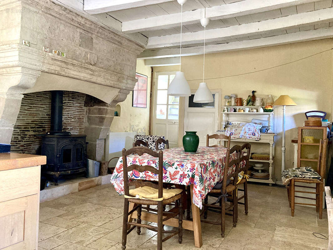 Maison à SAINT-HILAIRE-DES-LOGES