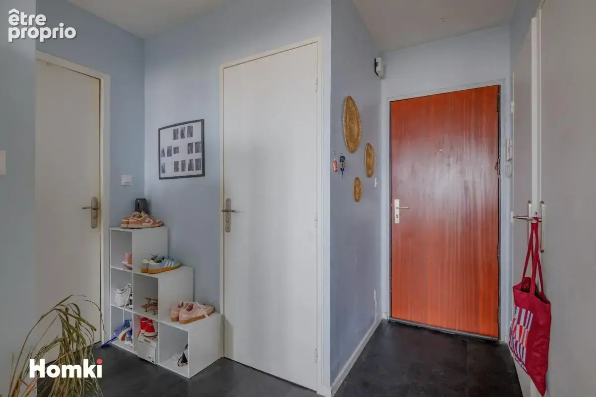 Villeurbanne Croix-Luizet – T2 rénové de 45 m² en dernier étage avec vue dégagée, parking et cave - photo 8