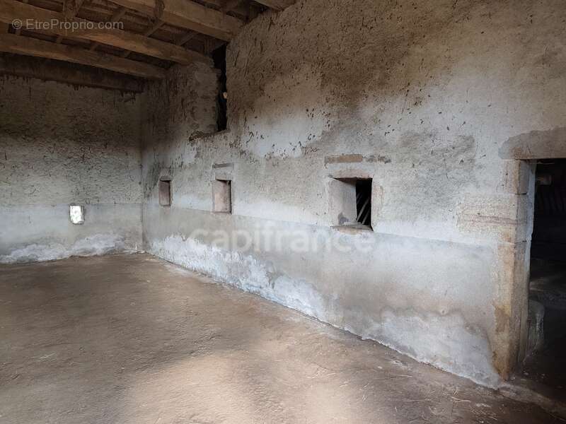 Ancienne ferme 114 m2 avec dépendances SAINT AUBIN EN CHAROLLAIS (71) - photo 6