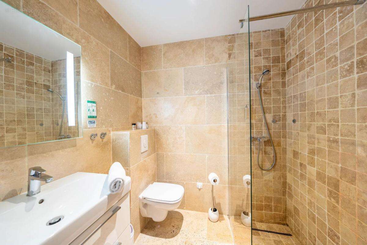 Commerce à ROQUEBRUNE-SUR-ARGENS