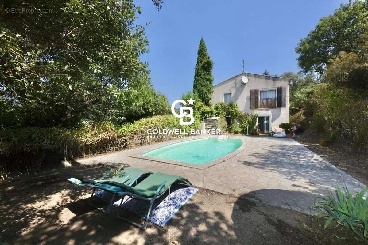 Plain-pied avec piscine et exceptionnel terrain privatif de 2 500 m² - photo 8