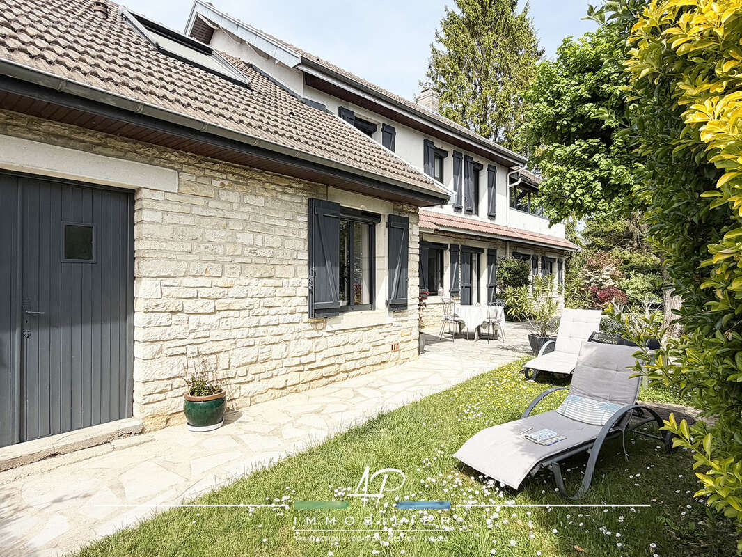 Laissez-vous séduire par cette charmante longère rénovée de 155m2 au calme… - photo 13