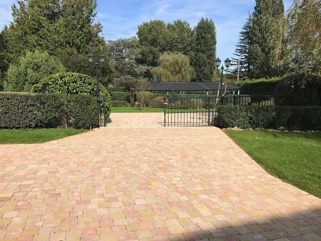 Maison 470 m² à Meaux  - photo 9