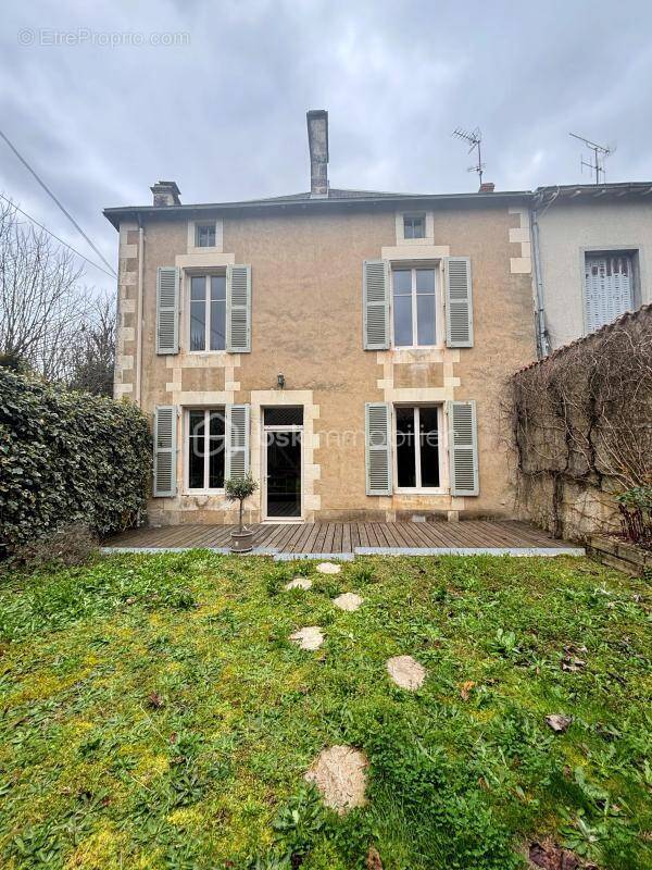 Maison à LUSSAC-LES-CHATEAUX