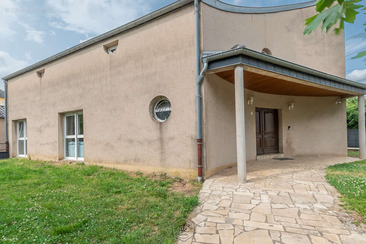 Maison d'architecte de 300m2 sur un terrain de 5.79 ares avec jardin et garage - photo 20