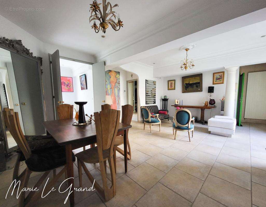 Maison 238 m² à Castres  - photo 4