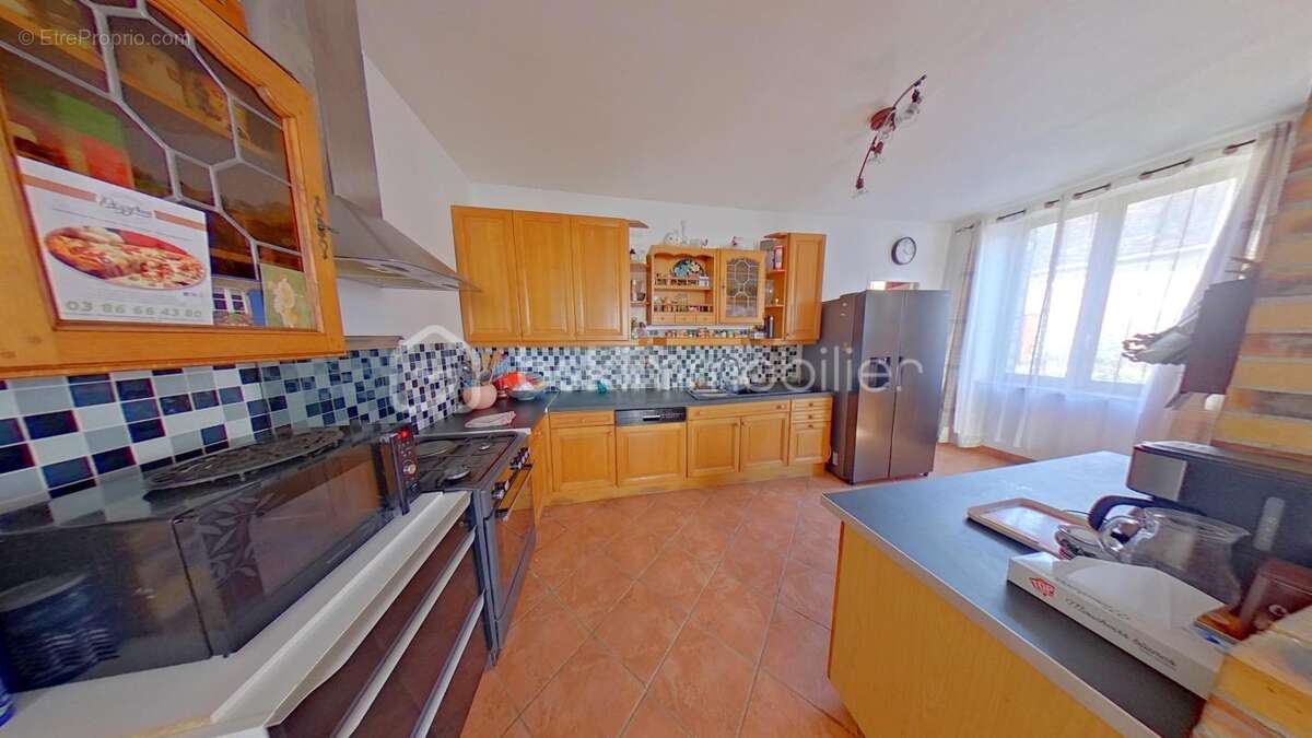 Corps de ferme de 179 m² avec une grande de grange  150 m² sur 1624 m² de terrain - photo 3