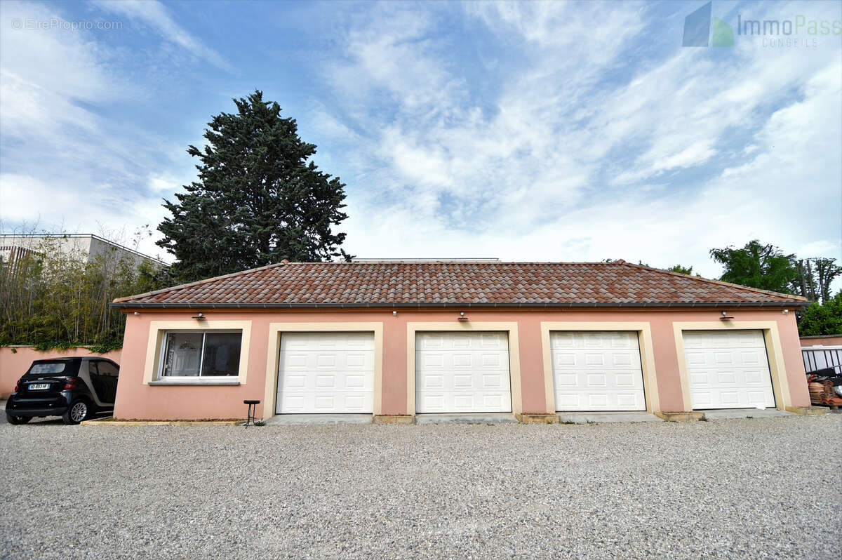 A MEYZIEU, LE GRAND LARGE CARREAU, agréable Maison de type 4 dans un tout petit lotissement. - photo 11