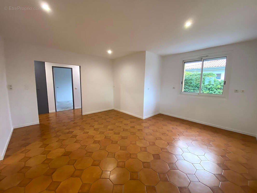 Maison de plain-pied rénovée avec piscine et garage à vendre à Gujan-Mestras, quartier Meyran - photo 6
