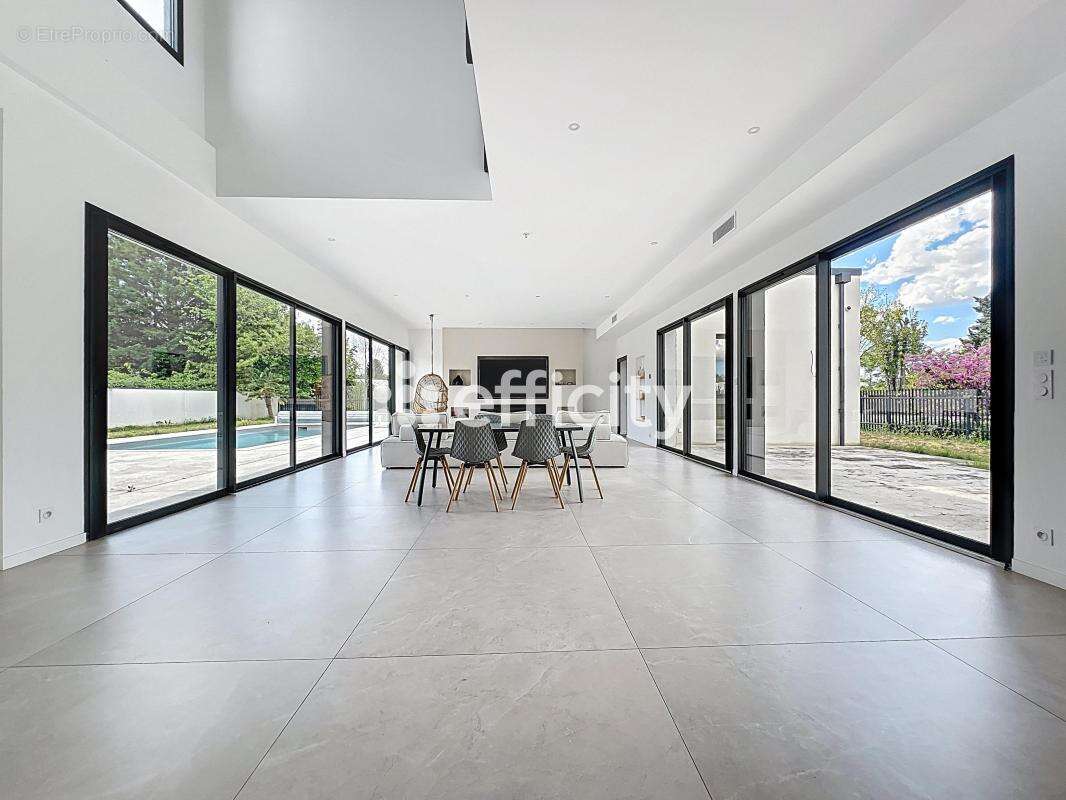 Maison 285 m² à Saint-Cyr-Sur-Loire  - photo 2