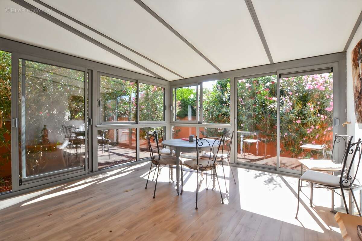 Montady – Maison familiale de 184 m² avec piscine et véranda - photo 12
