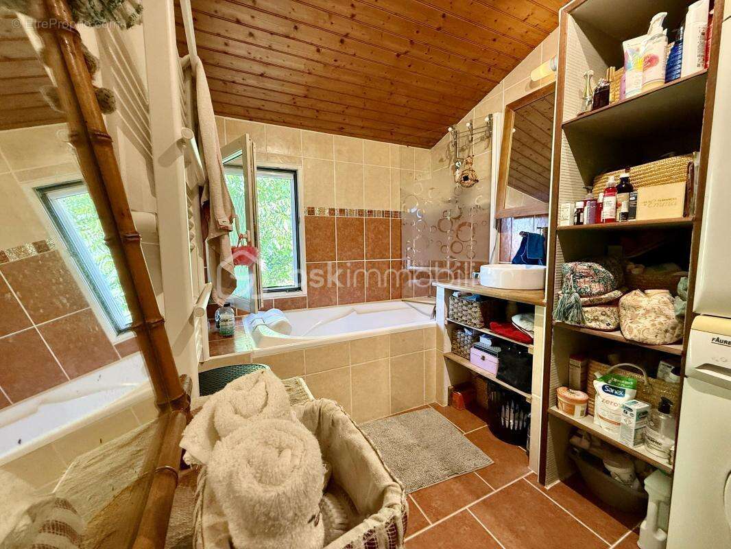 Maison à NIEUL-LES-SAINTES