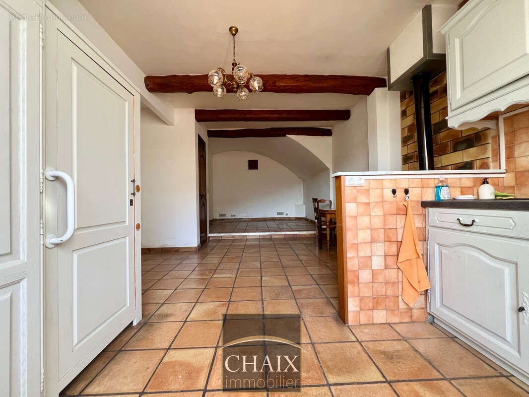 13420 GEMENOS - Maison de village à rénover fort potentiel - photo 4