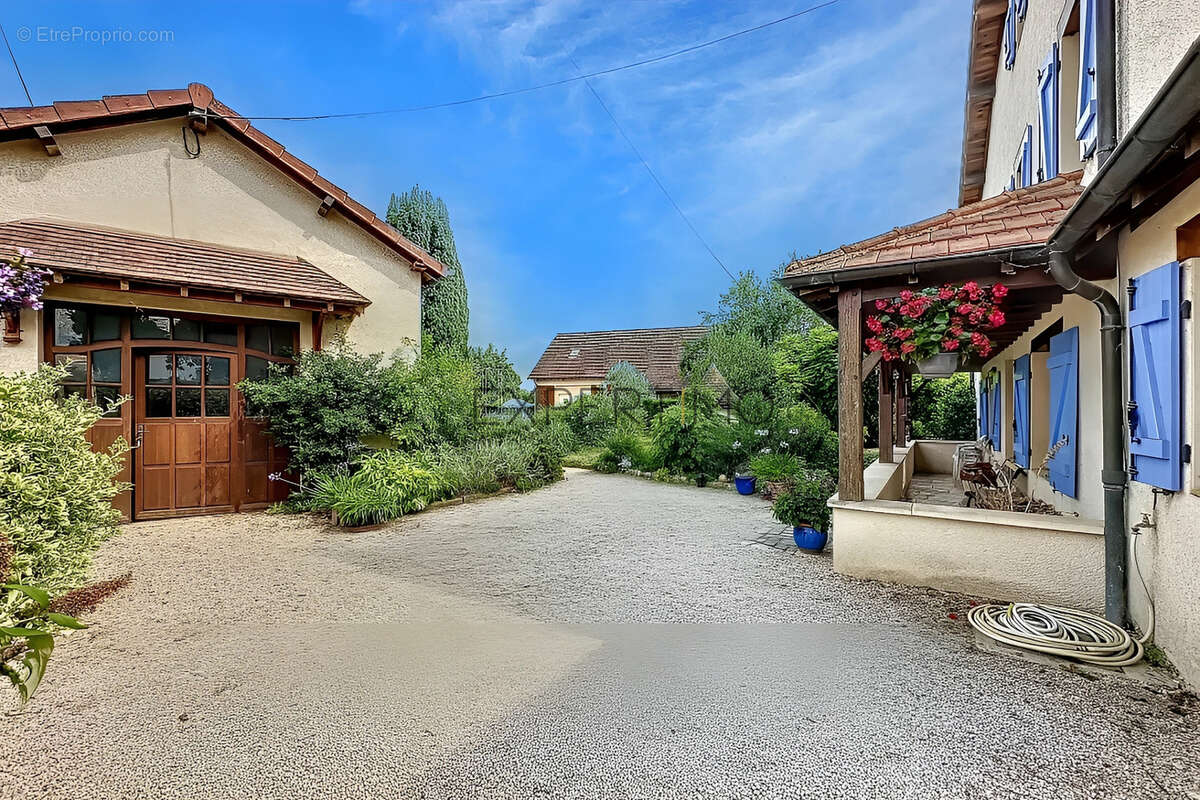 Charmante maison avec 2 gîtes indépendants à Sennecey-le-Grand : Calme, Potentiel et Revenu - photo 2