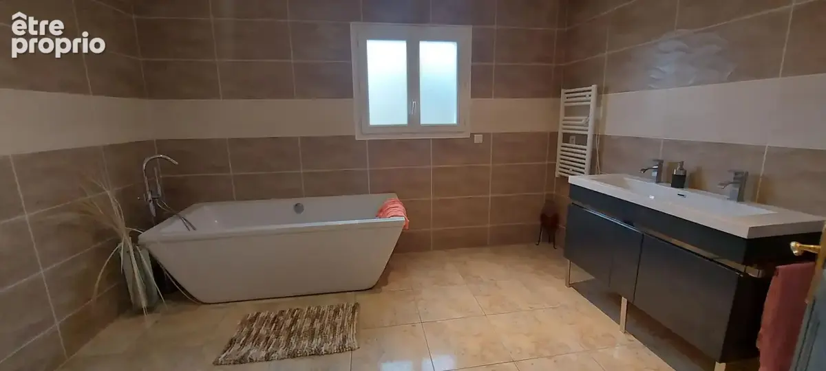 GARD. 30. GENERAC. Belle maison de 184 m2 de plain-pied sur terrain arboré de 1264 m² avec piscine - photo 10
