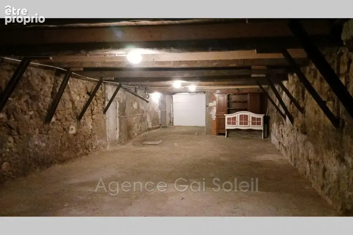 Parking à LESPIGNAN