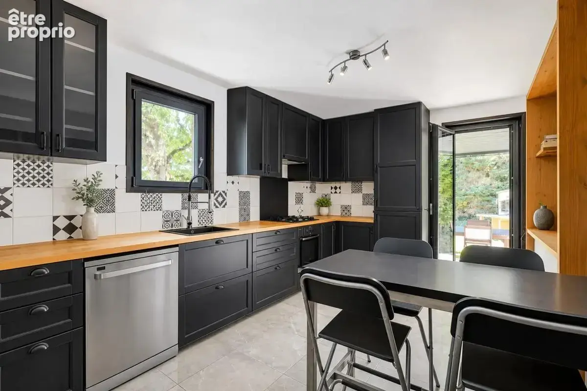 Maison de 8 pièces de 170 m² à Saint-Laurent-de-Mure - photo 7