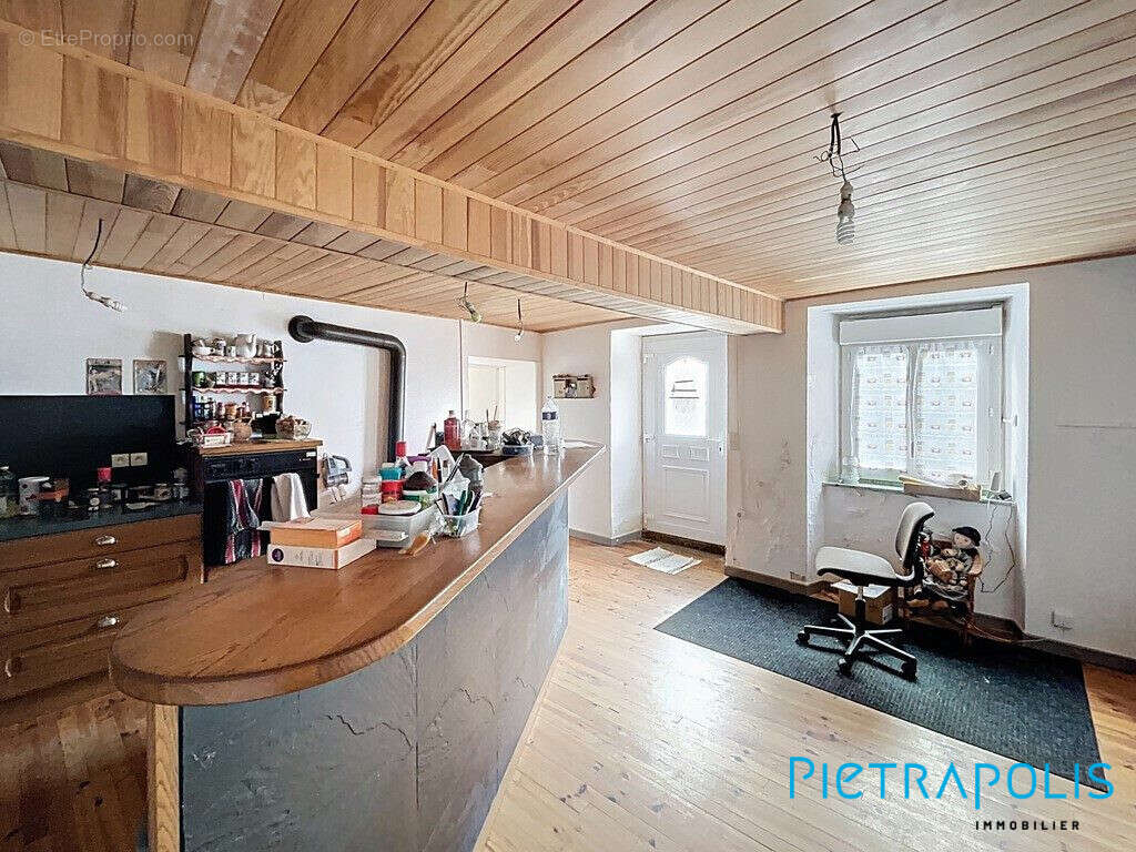 Cuisine - Maison à CHAMBOST-LONGESSAIGNE