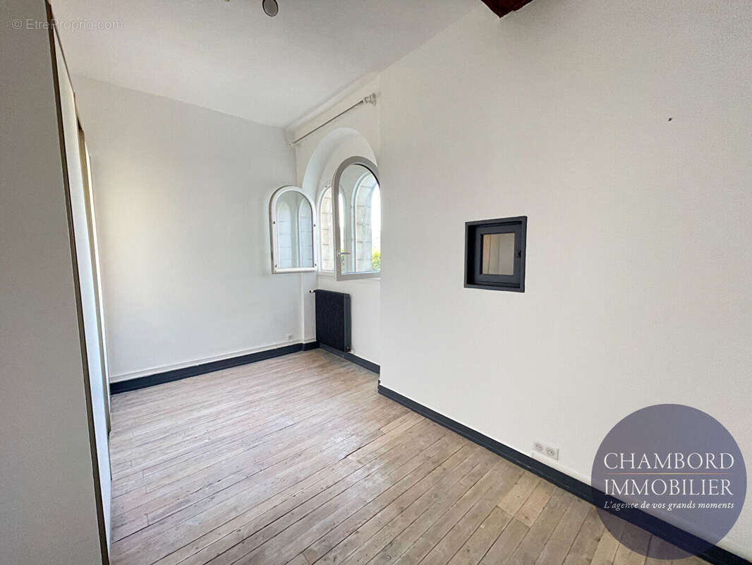 BLOIS  rue Franciade  - Appartement de caractère 124 m² avec parking - photo 4