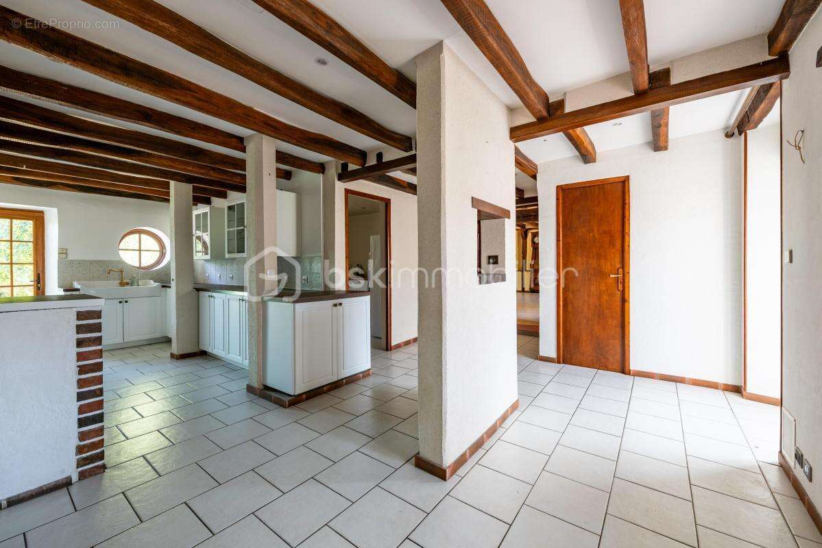 Très belle longère composée de ses 4 chambres et de sa dépendance ! - photo 3
