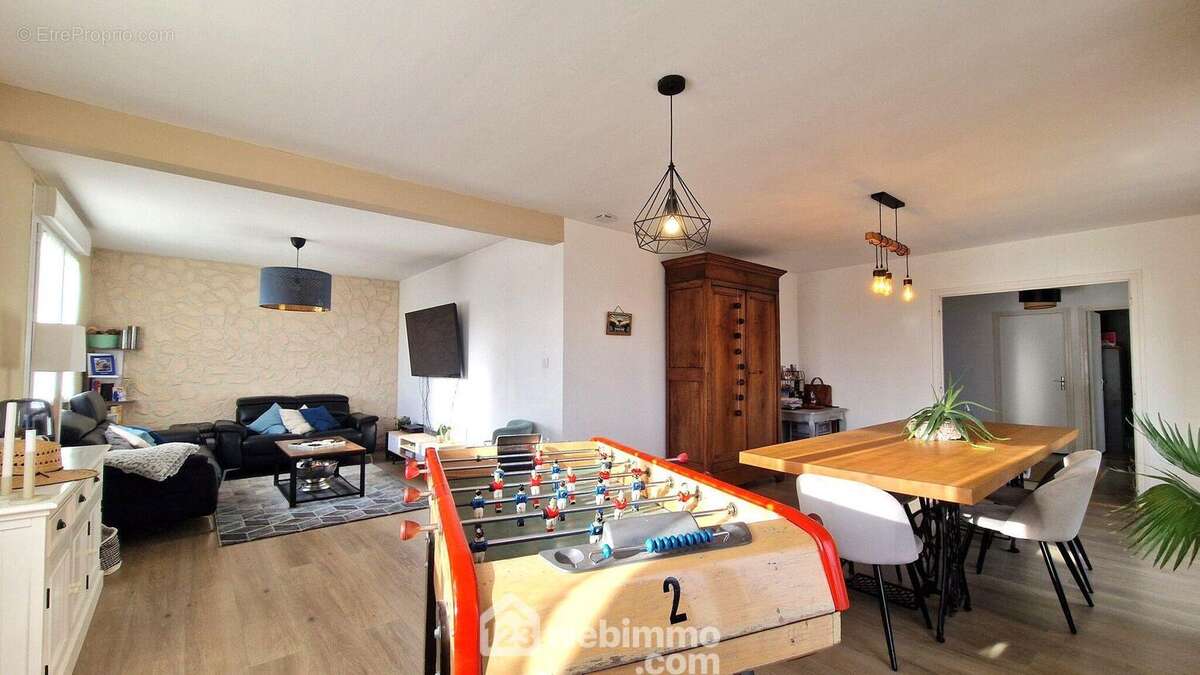 Une vaste pièce de vie de 42 m² avec... - Maison à MONTCORNET