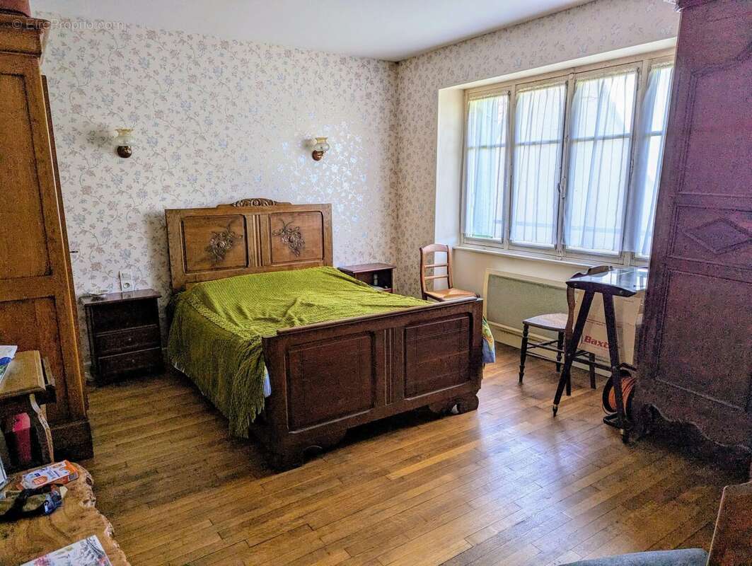 chambre avec parquet et placard - Maison à MAILLY-LA-VILLE