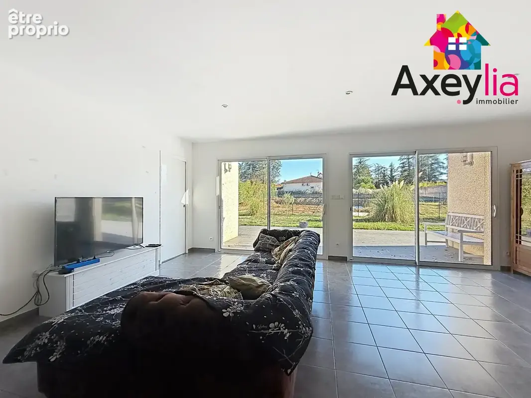 A vendre - riorges - maison de plain-pied pmr avec quatre chambres, garage et terrain - photo 7