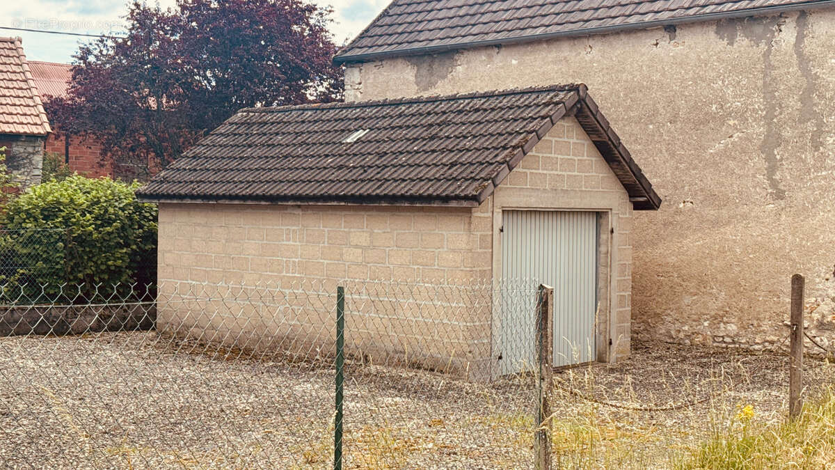 Parking à MAILLY-LE-CHATEAU