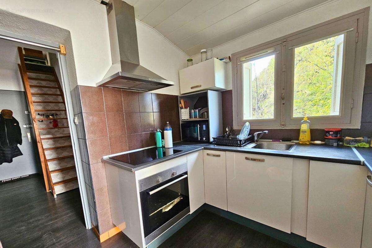 Appartement à REYNES