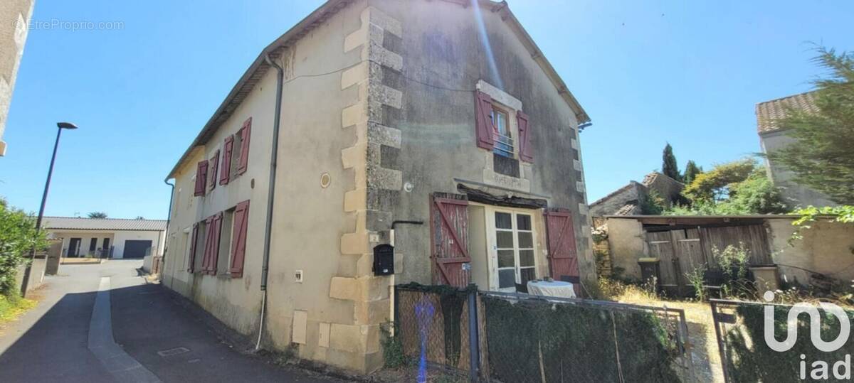 Photo 1 - Maison à NIEUIL-L'ESPOIR