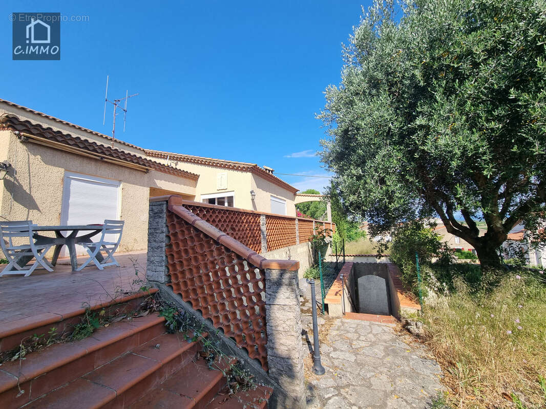 Grande maison traditionnelle de 125 m2 de type 4 avec terrasse de 73 m2 et garage de 124 m2 sur parcelle de 84 - photo 4
