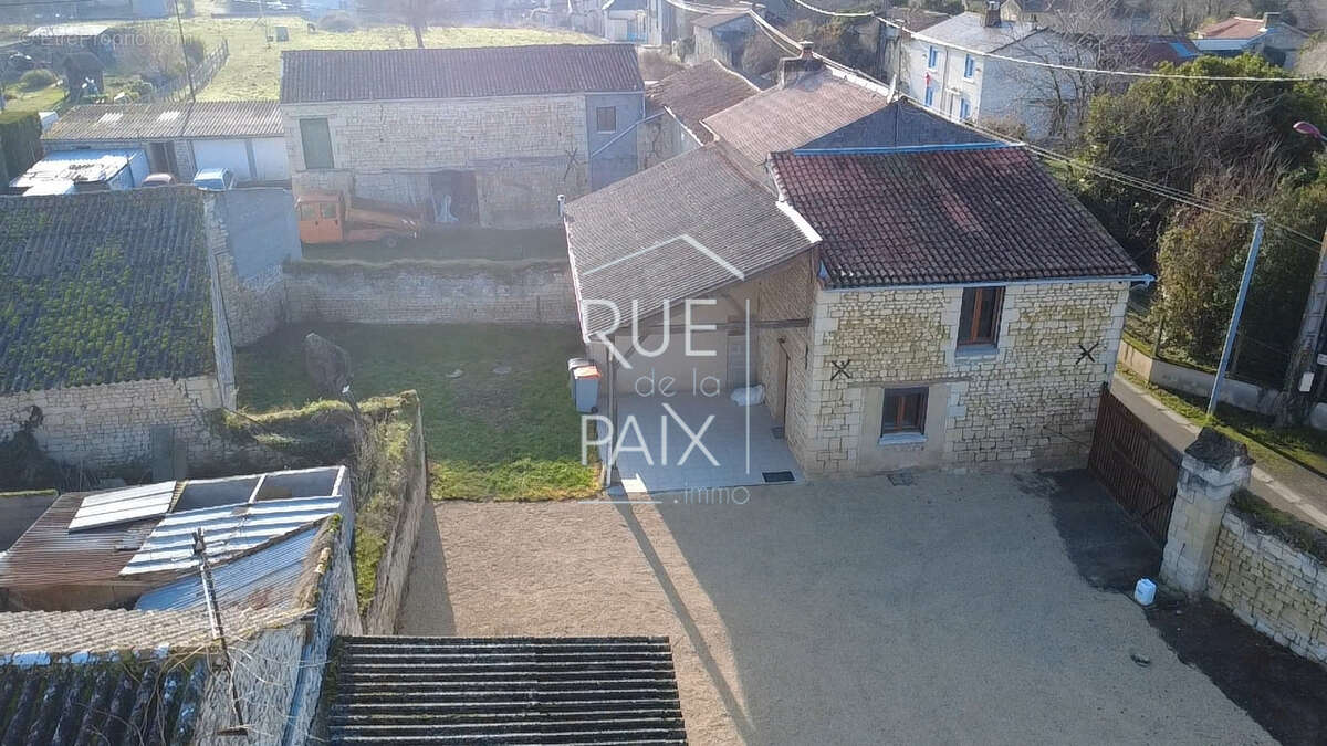 Maison à LES TROIS-MOUTIERS