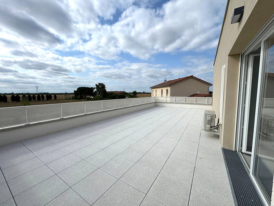 Appartement à PINS-JUSTARET