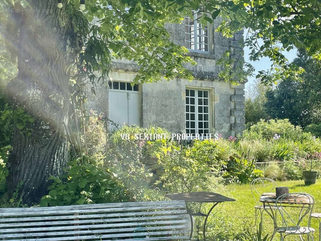 Entre-Deux-Mers, bel ensemble immobilier du XVIII ème siècle, 2 habitations avec dépendances et piscine 1 hectare 3 de terrain - photo 5