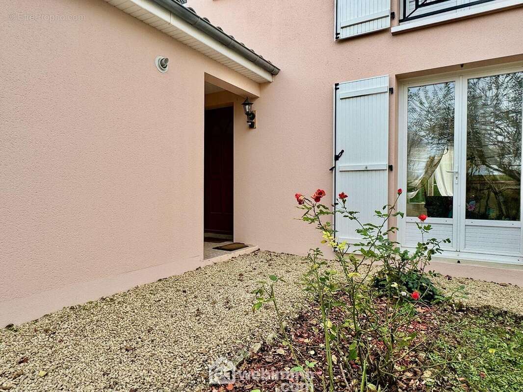 Le sas protège l&#039;entrée, - Maison à BUXEROLLES