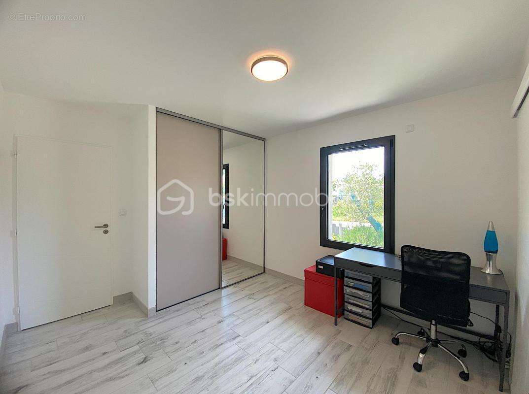 Maison récente et spacieuse avec garage, stationnements et beau jardin - terrain piscinable !!!! - photo 15