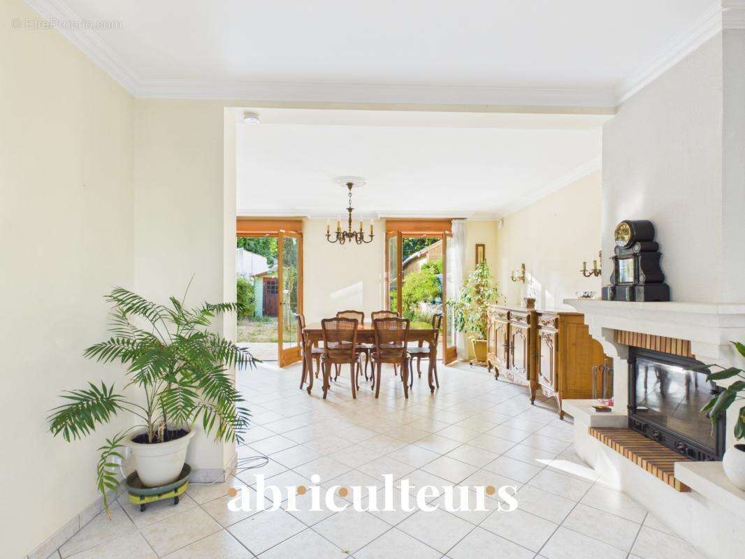 Maison familiale de 107m² avec terrasse et jardin - en vente à Versailles Porchefontaine (78000) - photo 8