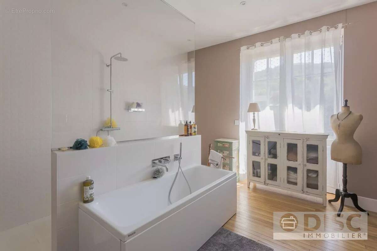 Magnifique maison de maître entièrement rénovée avec jardin et piscine - photo 17