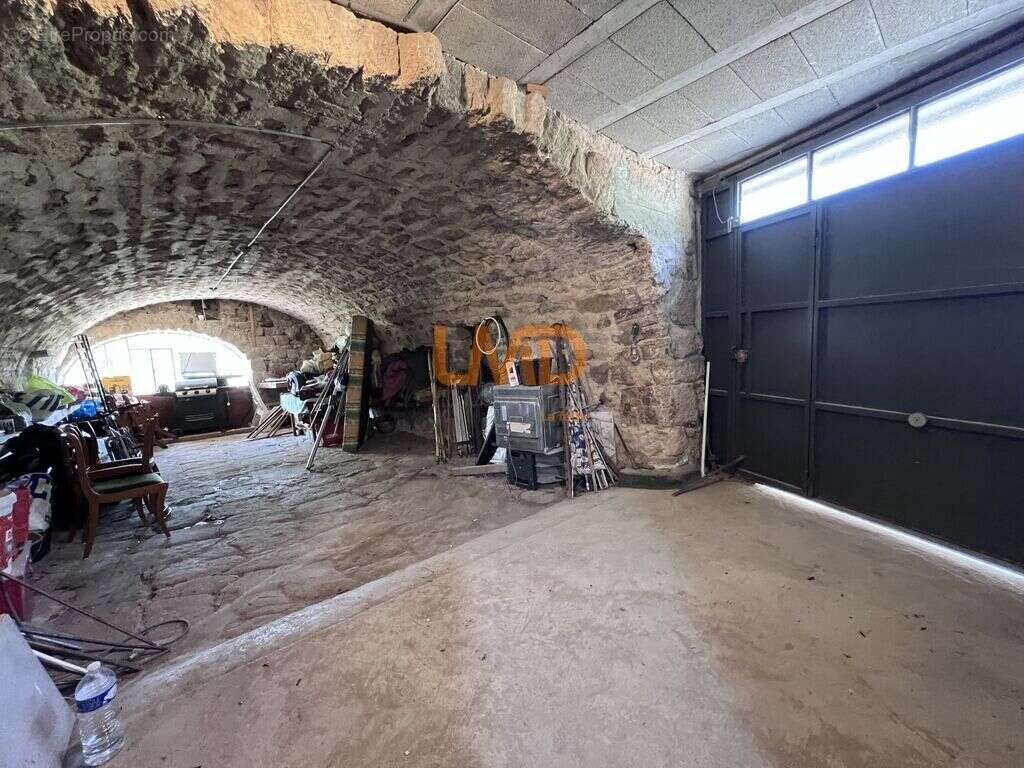 Bâtisse en pierre, fort potentiel - photo 17
