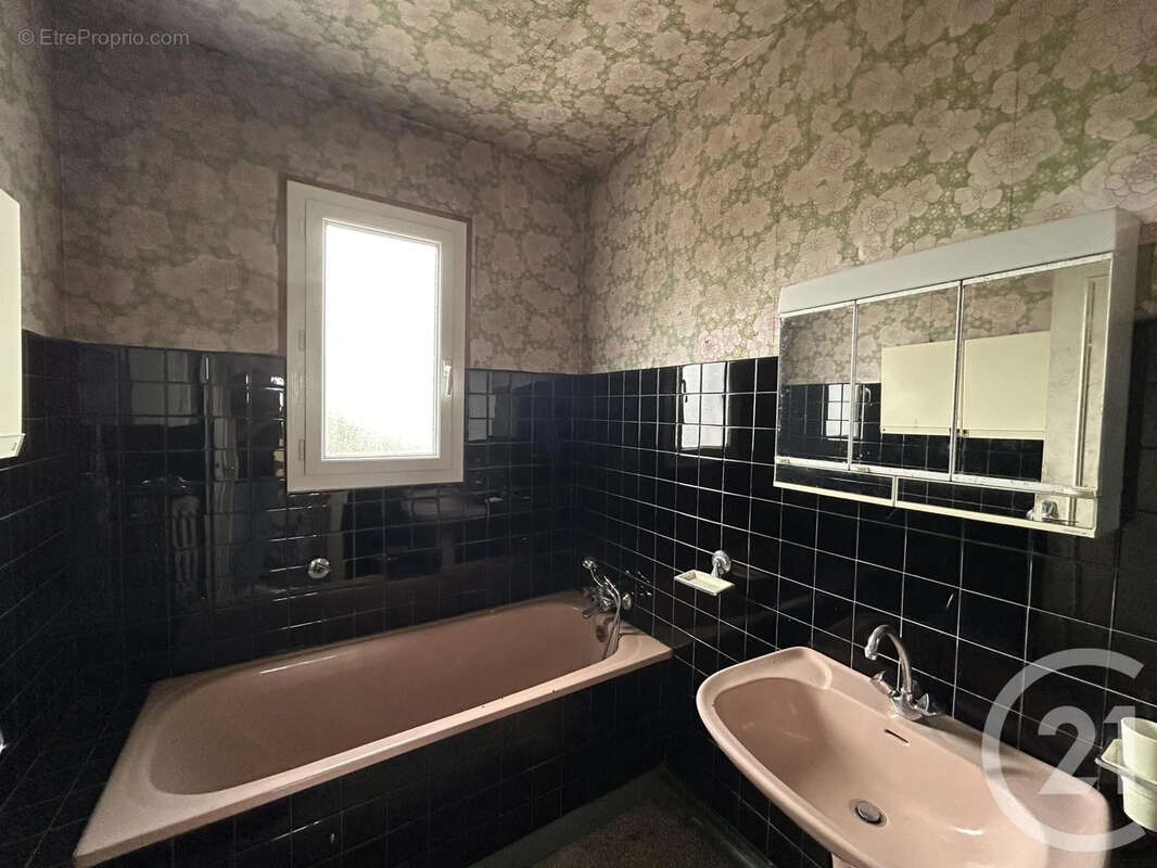 Maison 205 m² à Les Eglisottes-Et-Chalaures  - photo 13