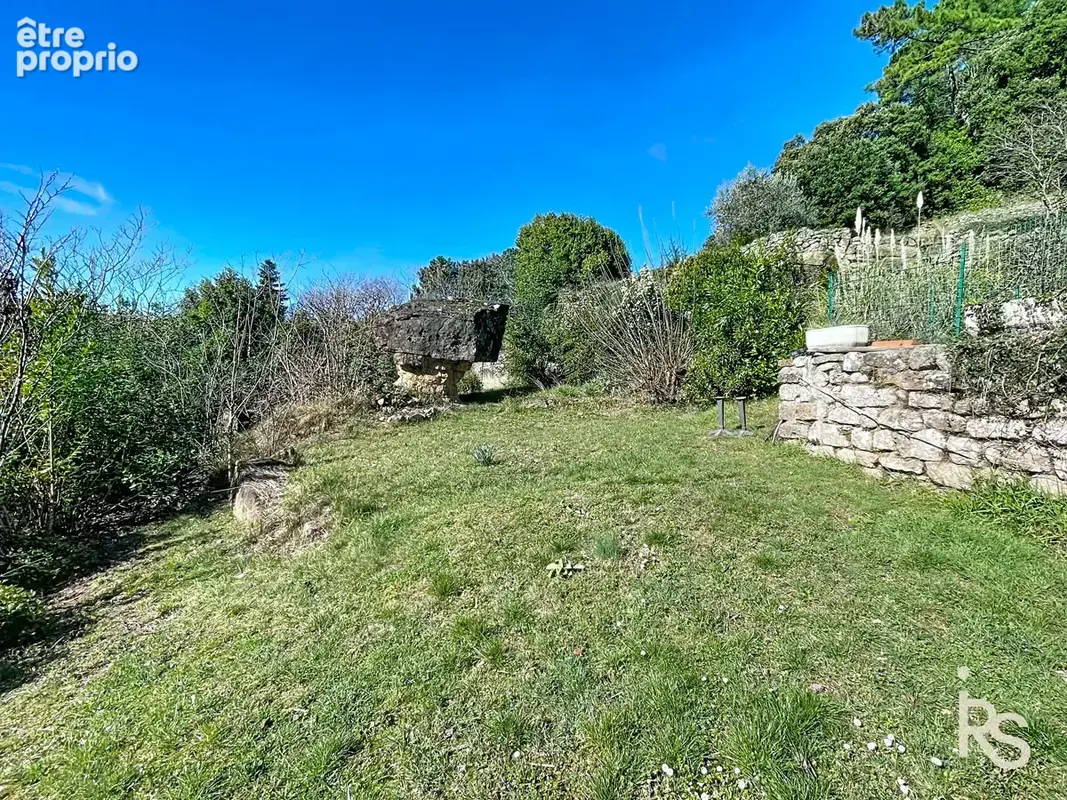 Un ensemble de deux maisons en pierre A RENOVER de 221 m2, 8,78 ha de terrain dont 3440 m2 proche. - photo 3