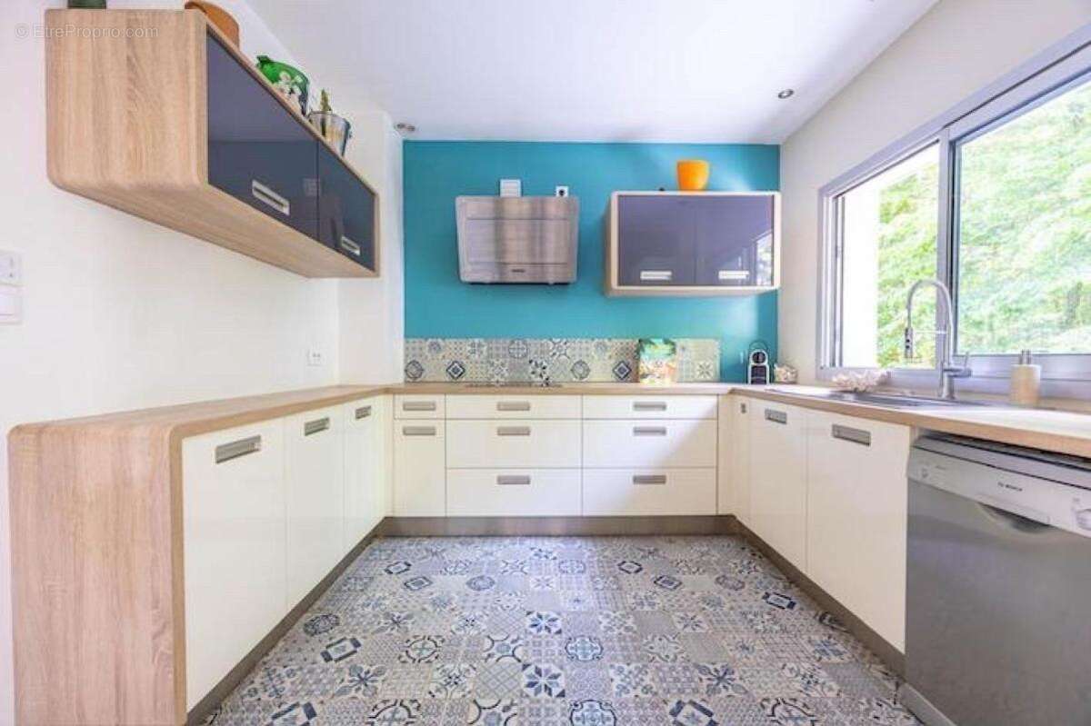 Et si votre prochain coup de cœur se trouvait ici ? Entre piscine, jacuzzi, espaces de réception et environnement boisé, cette p - photo 7