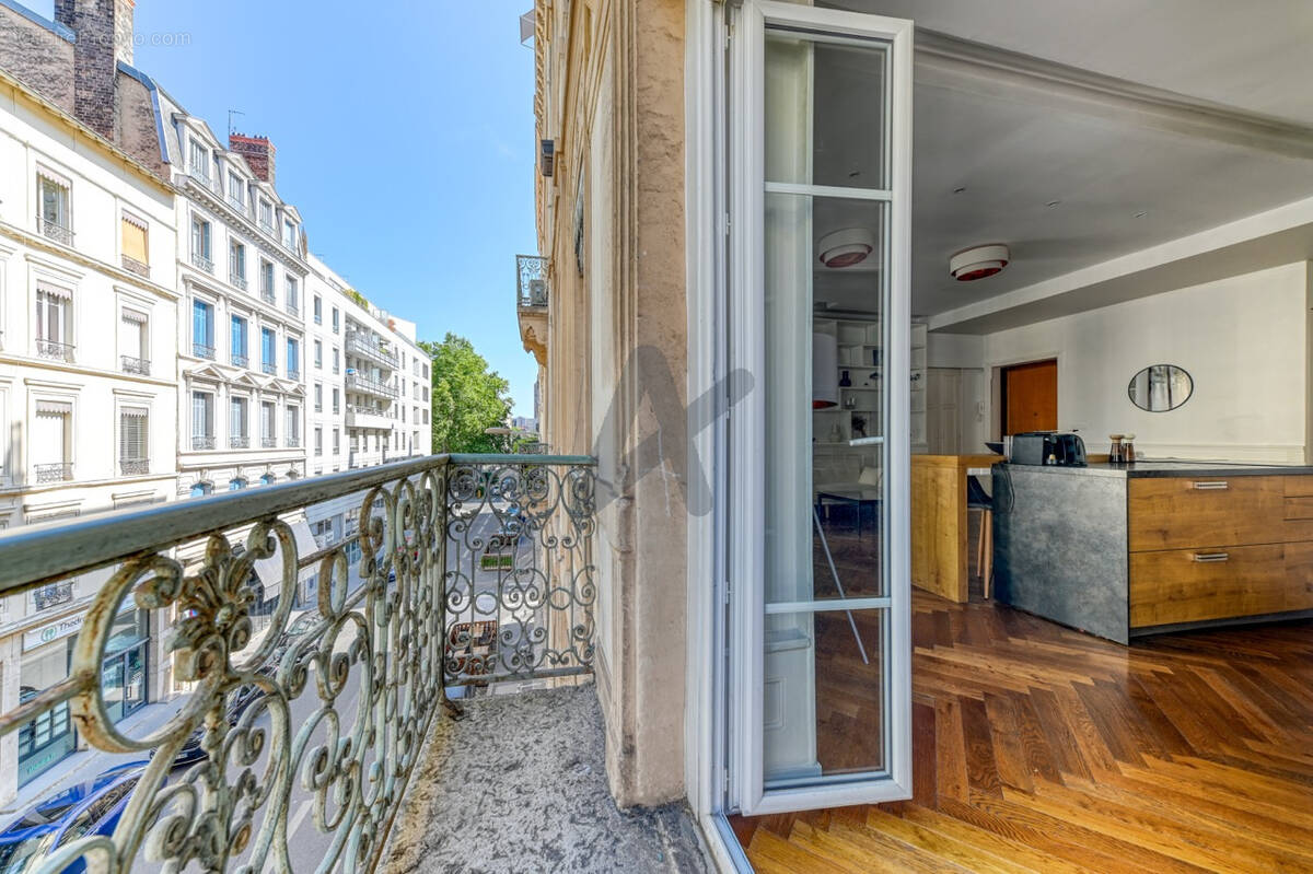 TÊTE D'OR / MASSÉNA  Appartement avec 3 chambres et un balcon en étage - photo 2
