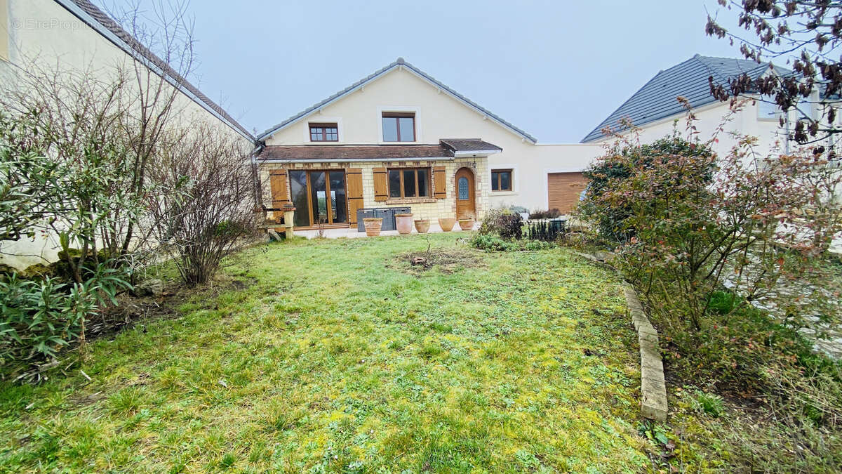 Maison à LA VILLE-DU-BOIS