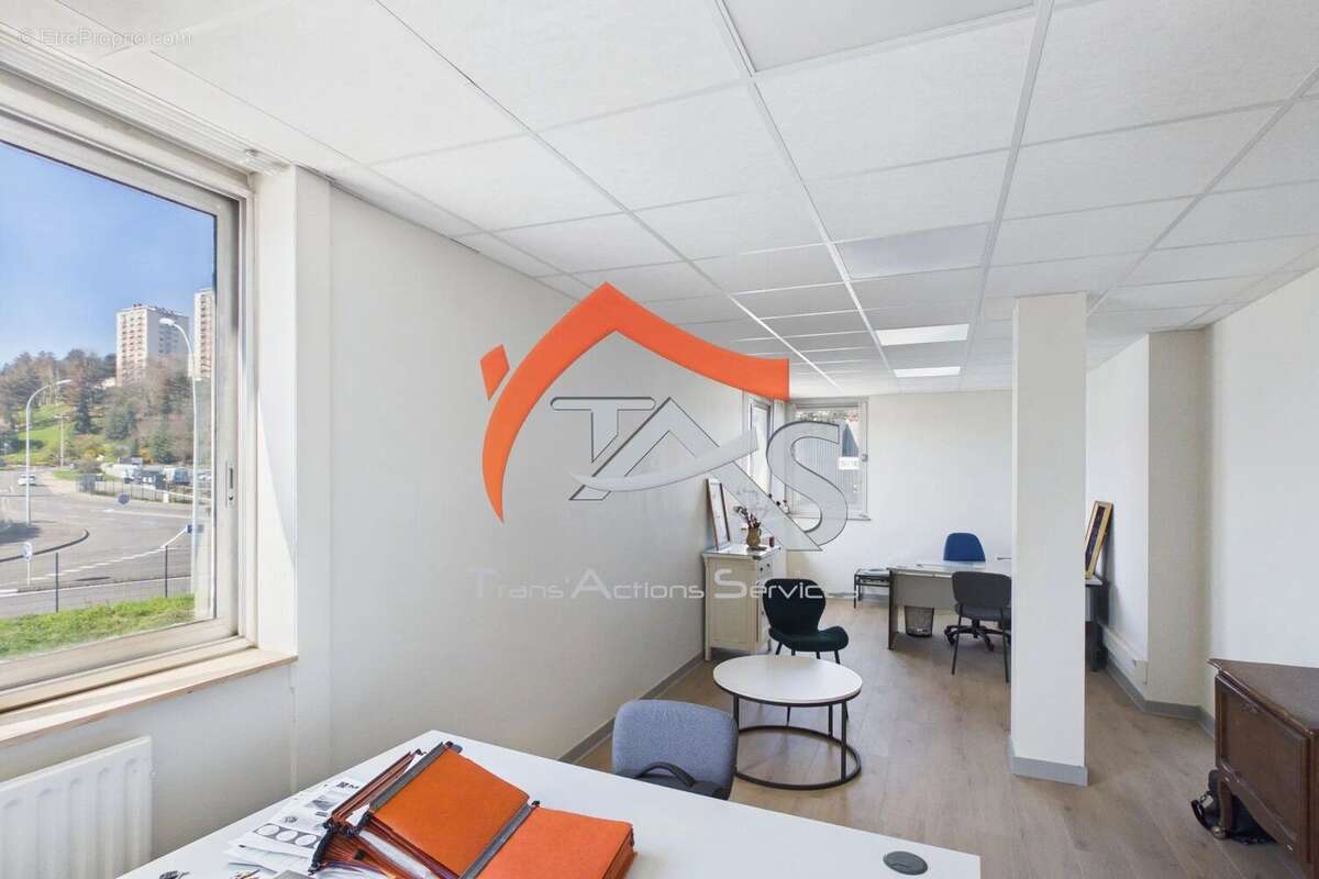 Commerce à SAINT-PRIEST-EN-JAREZ